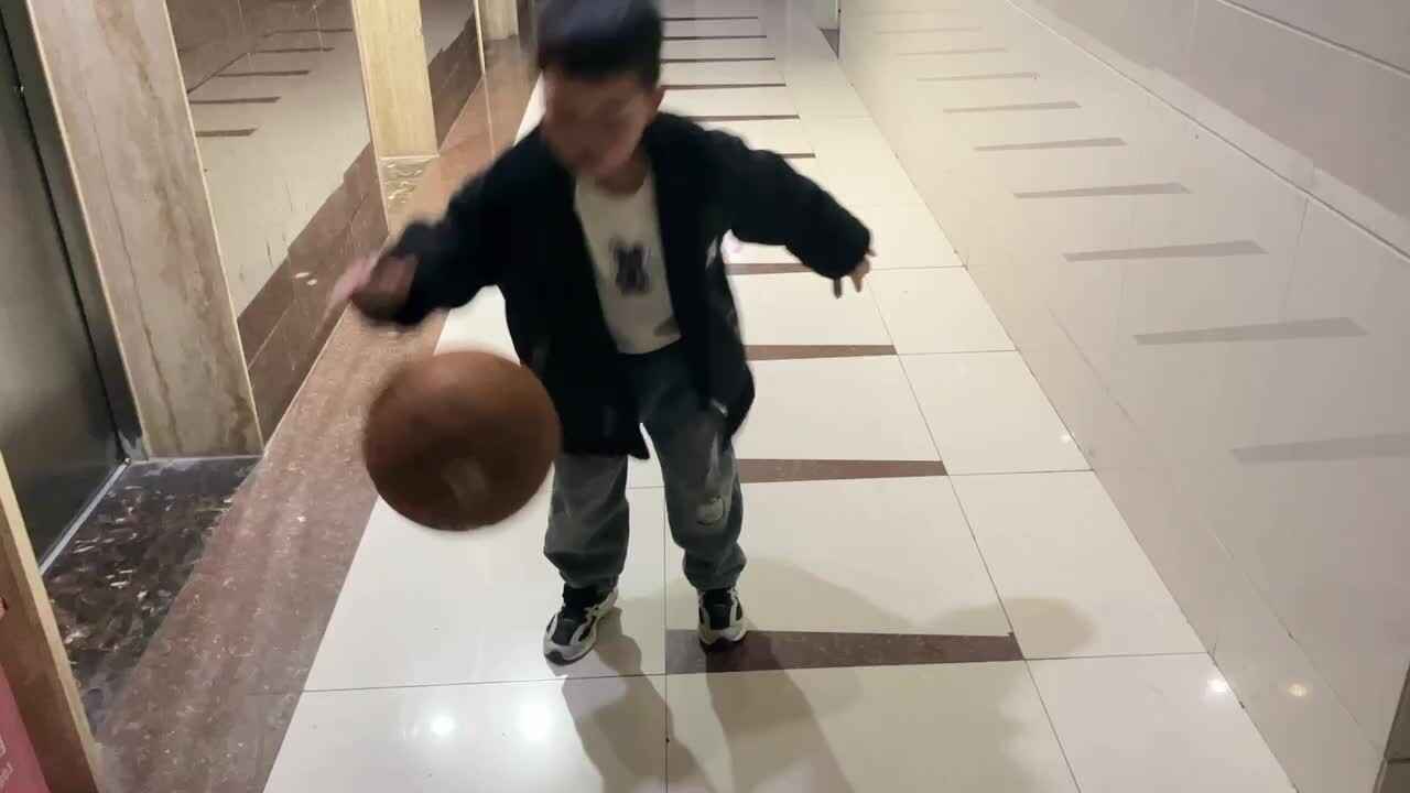 ⁣3.5 学b 田熙辰（单手拍篮球） trim.18425D8C-ADD8-49AB-A3A1-B4ACBC529EFE.MOV