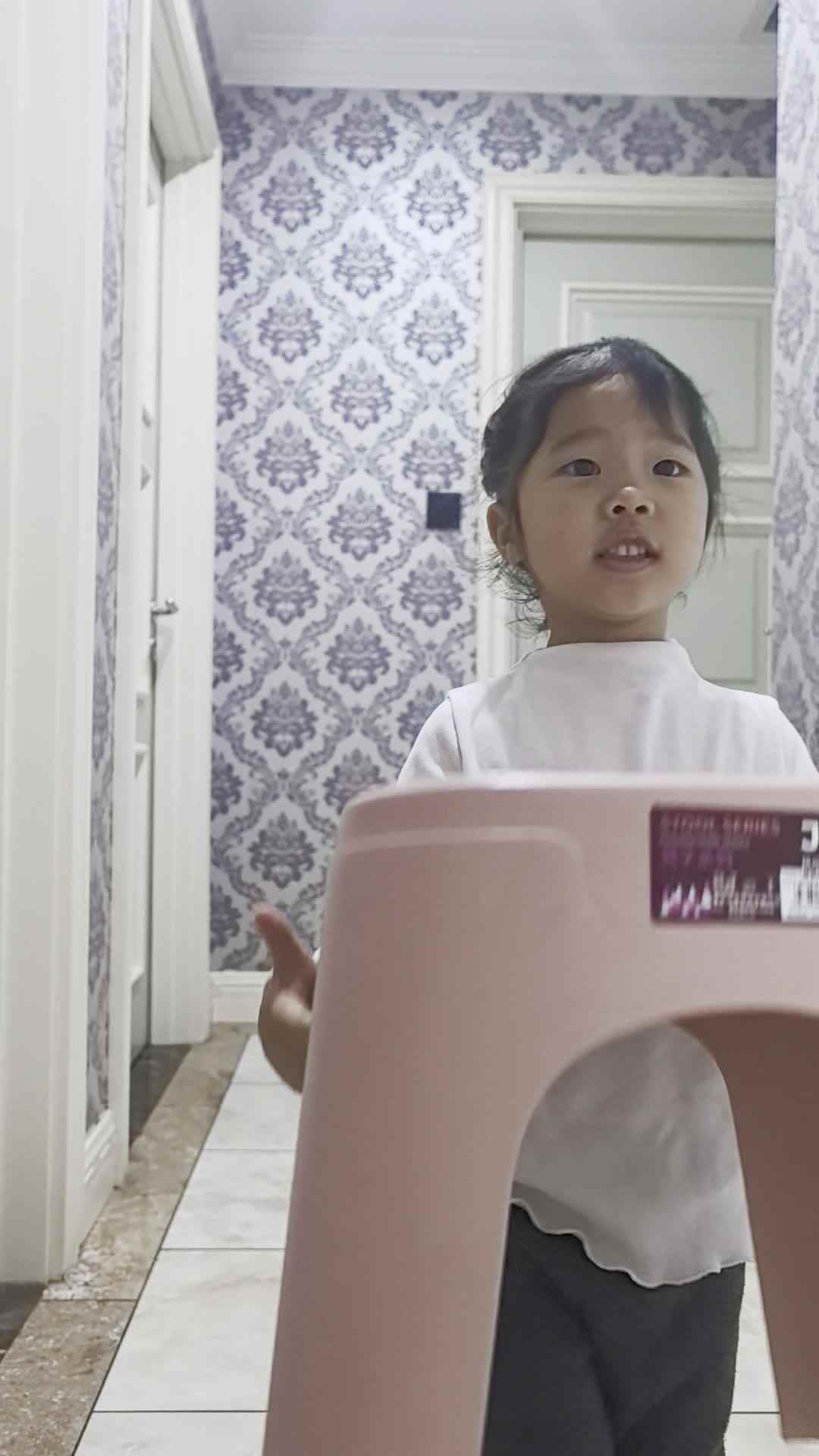 2026.3.5小A班谭婼兮“搬凳子踏步走”