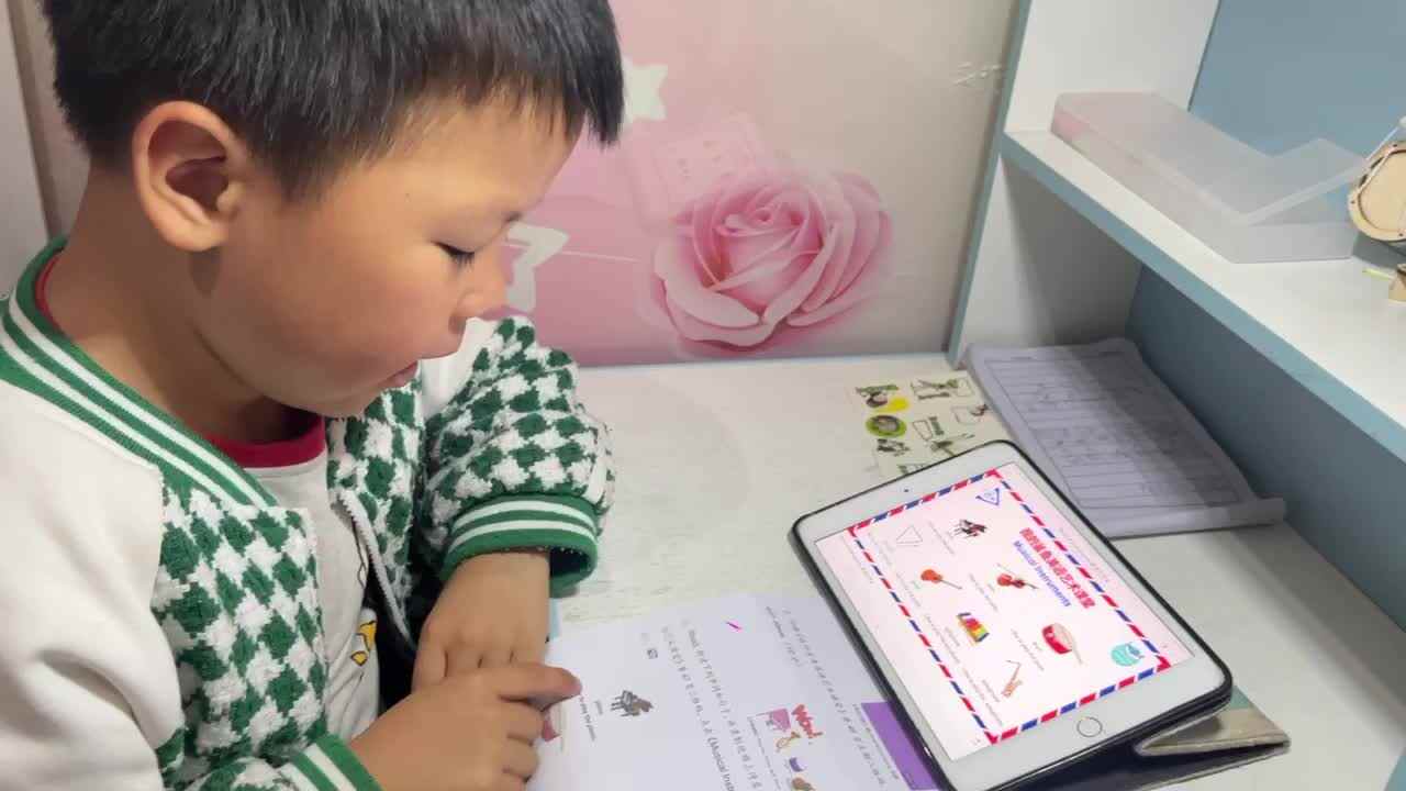 ⁣⁣⁣3.13 学b 田熙辰（指读并跟读英语） trim.9250E6EA-2521-42F6-B6BA-E5FC690BF924.MOV