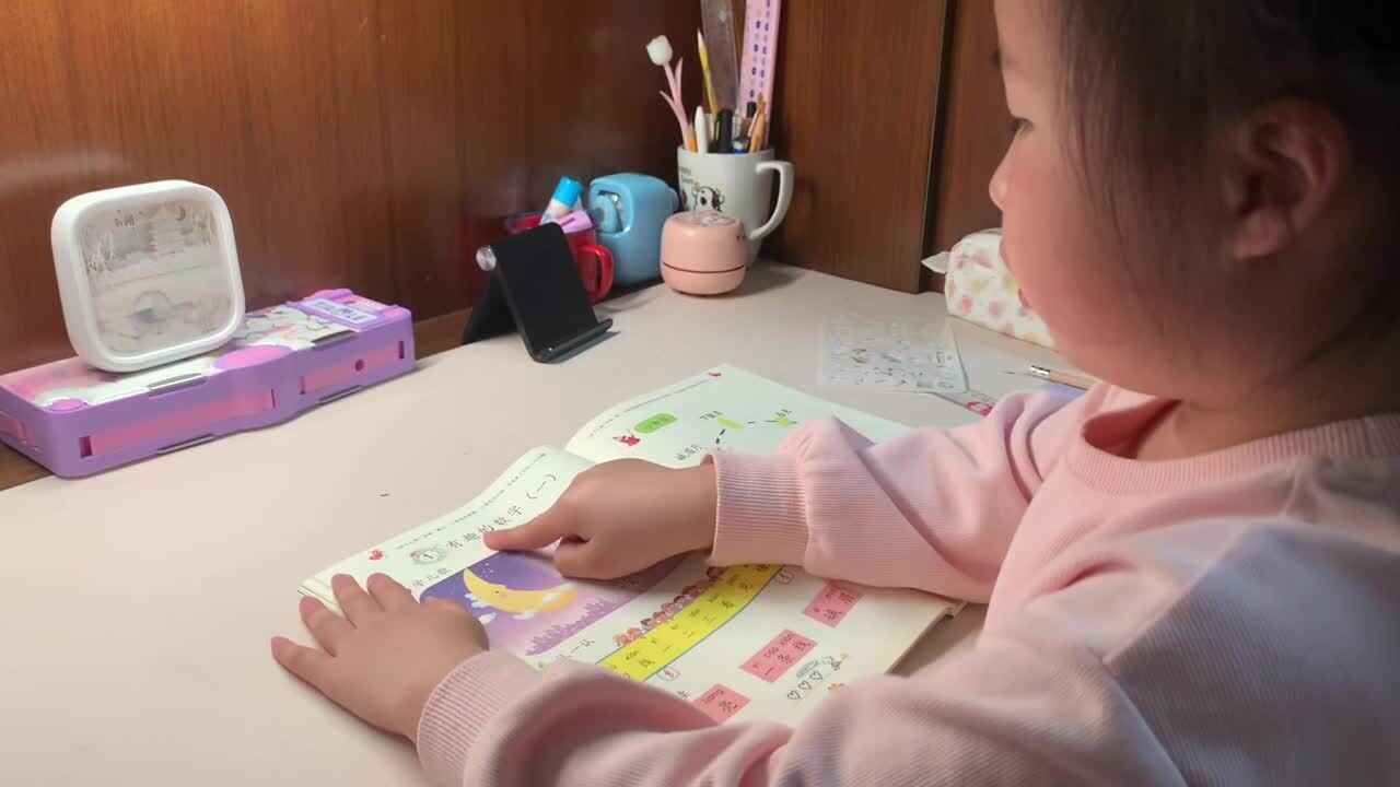 3.12学前A班赵欣奕指读识字书15页