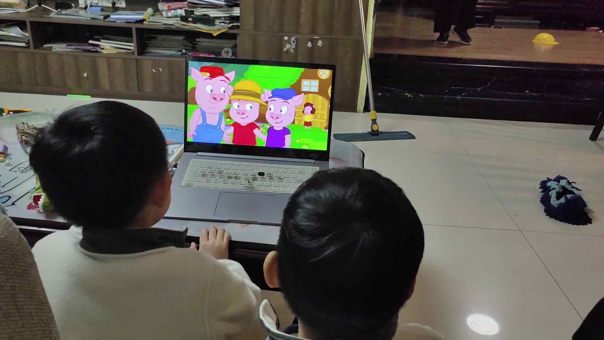 ⁣⁣⁣大A班2026.3.10李柯辰李柯佑看三只小猪视频.mp4