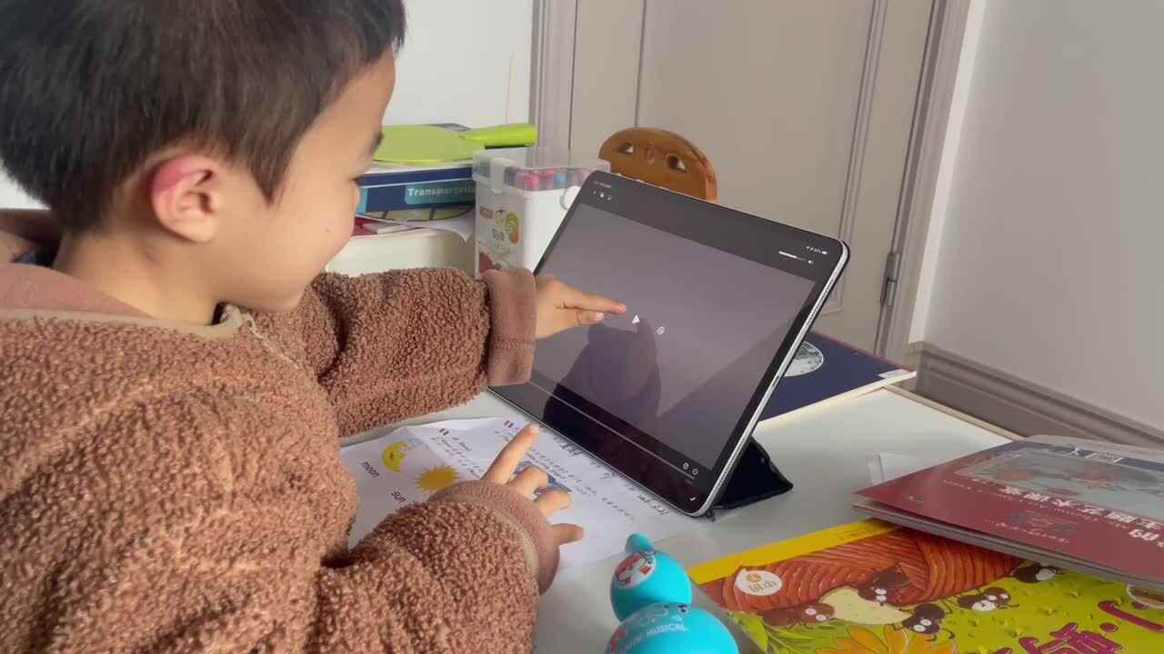 观看并跟唱儿歌《Twinkle Twinkle Little Star》