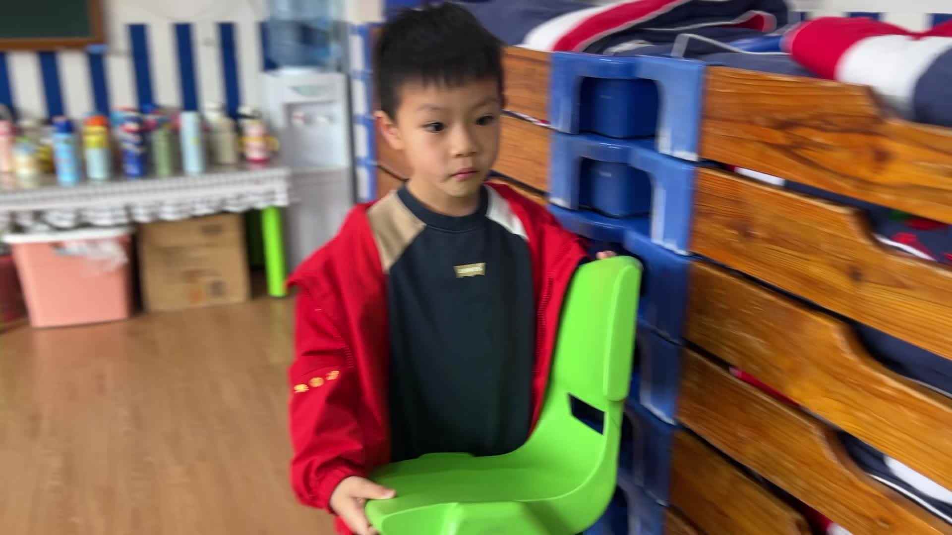 2026.3.9 学A班何琛熹———端椅子