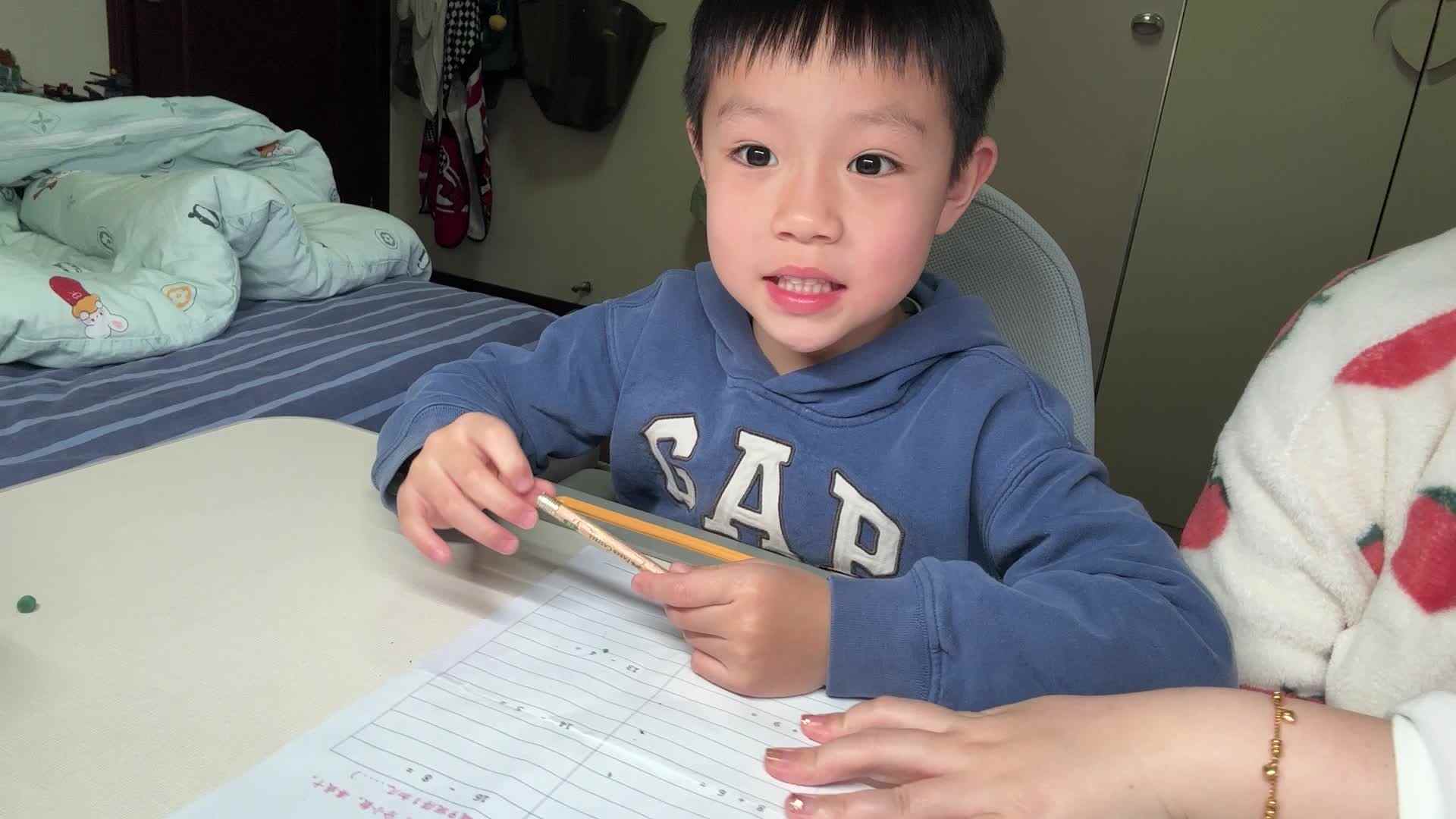 学前A班何琛熹逻辑思维游戏单.mov