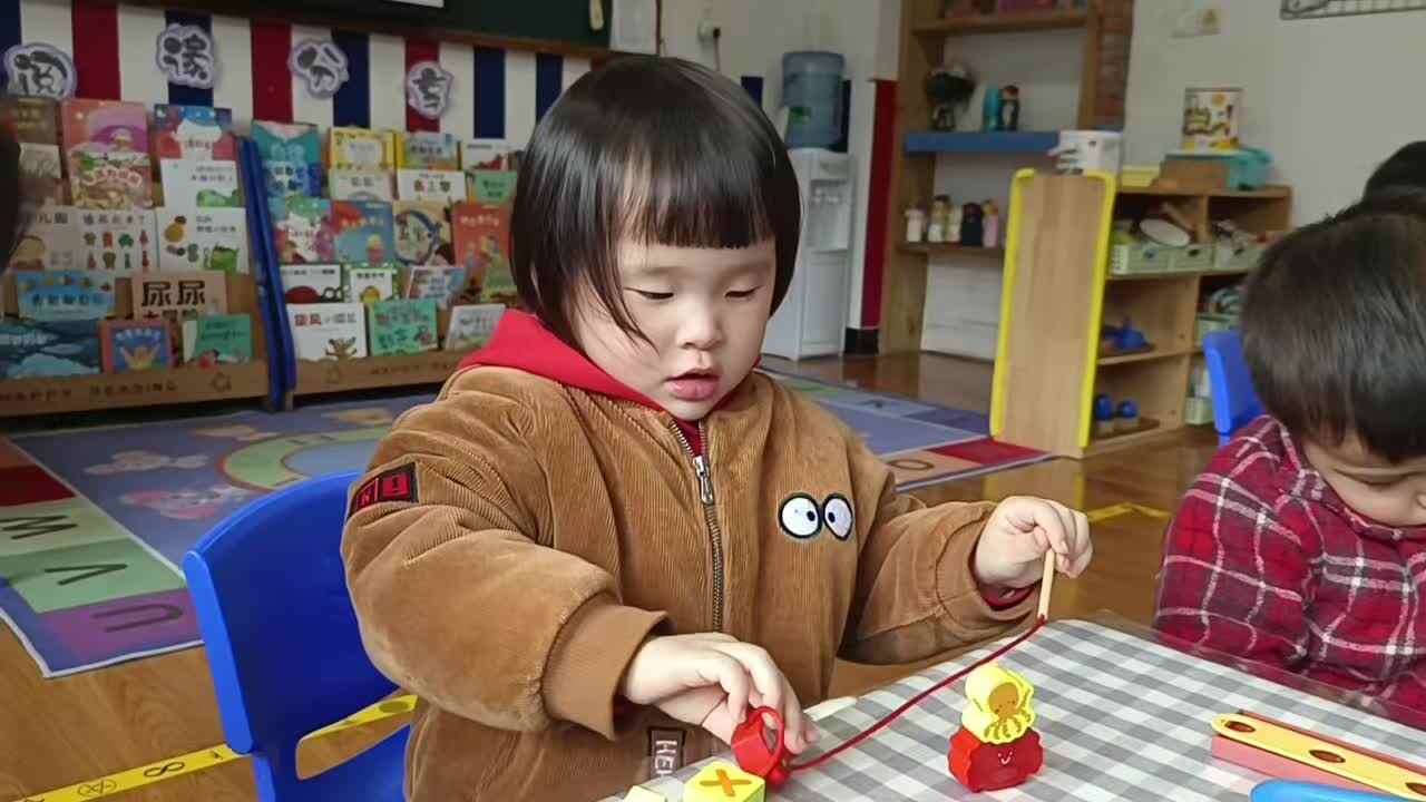 2026.3.20傅屹彤室内游戏穿线珠学校教育教学活动.mp4
