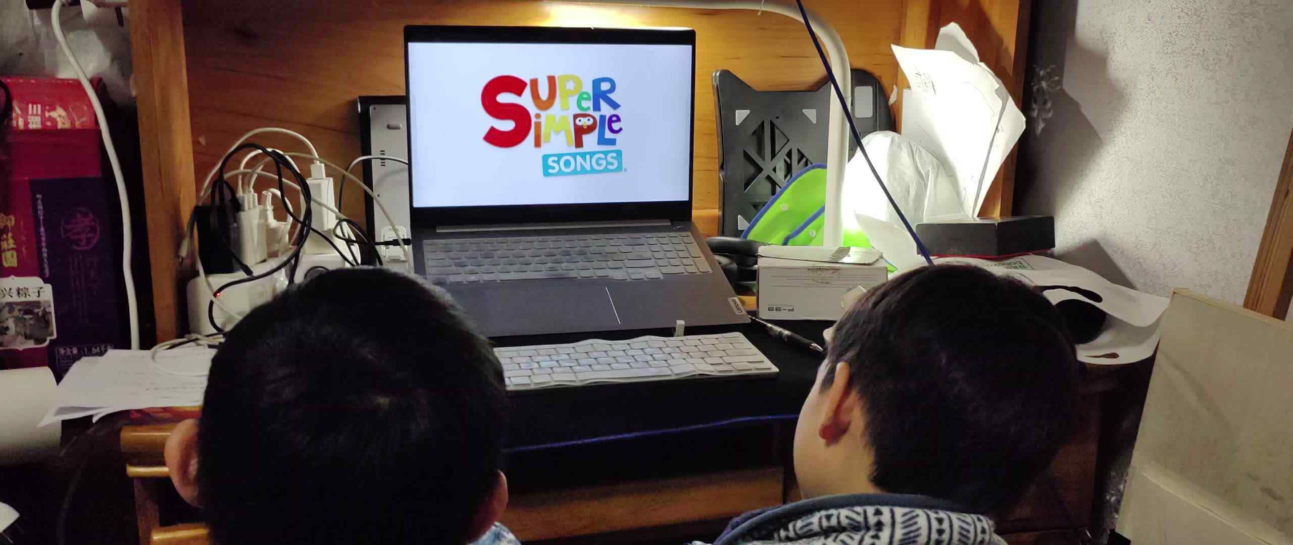 ⁣⁣⁣大A班2026.3.28李柯辰李柯佑看视频1.mp4