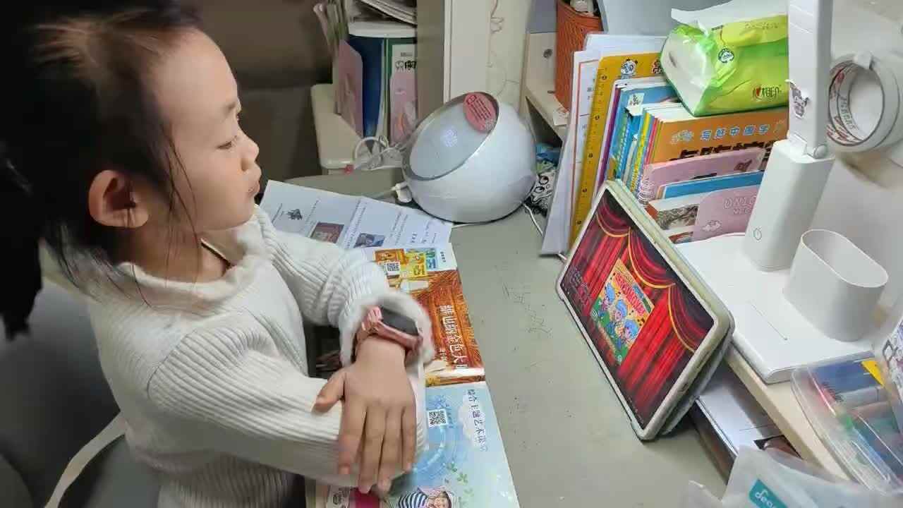 ⁣2026年3月11日学前B班谭诗锜观看鲨鱼英语49页视频《I'm the music man我是一个音乐人》