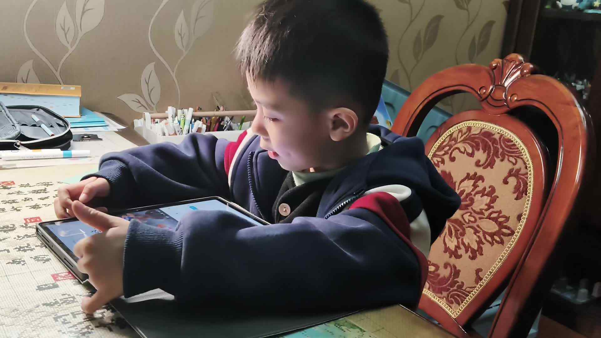 学b刘倬宇看英语视频20260328.mp4