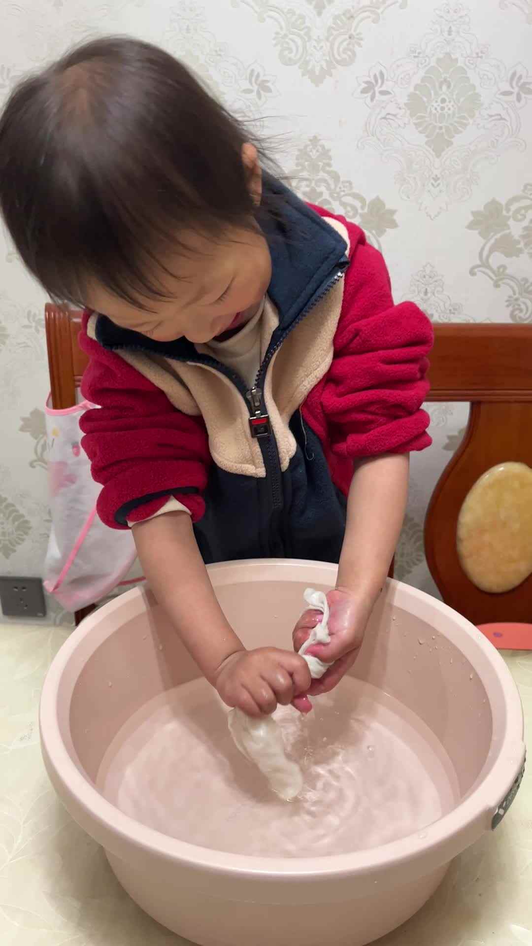 实验小班11号陈舒梦擦桌子练习