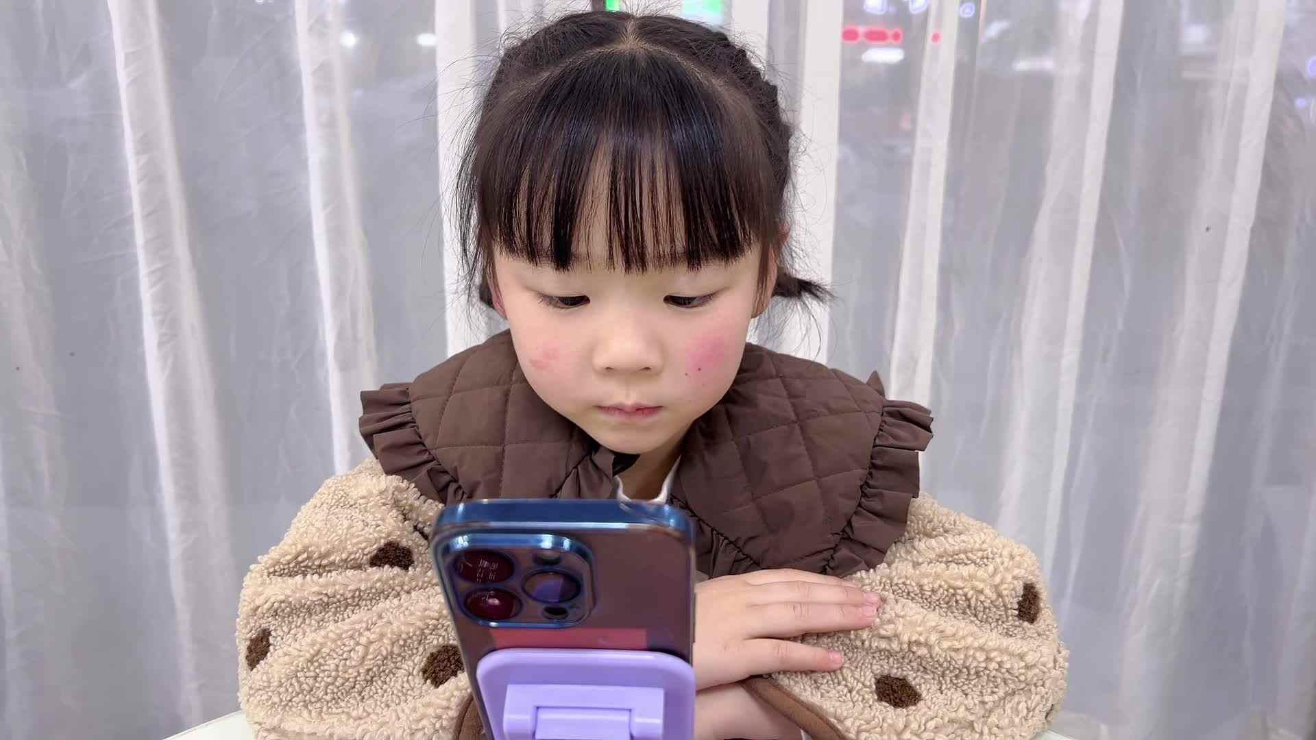 2026年3月10日大A班夏爱林～观看英语视频（三只小猪）