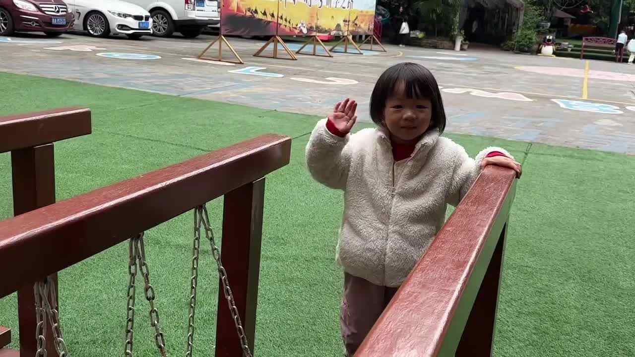 2026.3.19实验小班10号刘晨溪—玩荡桥