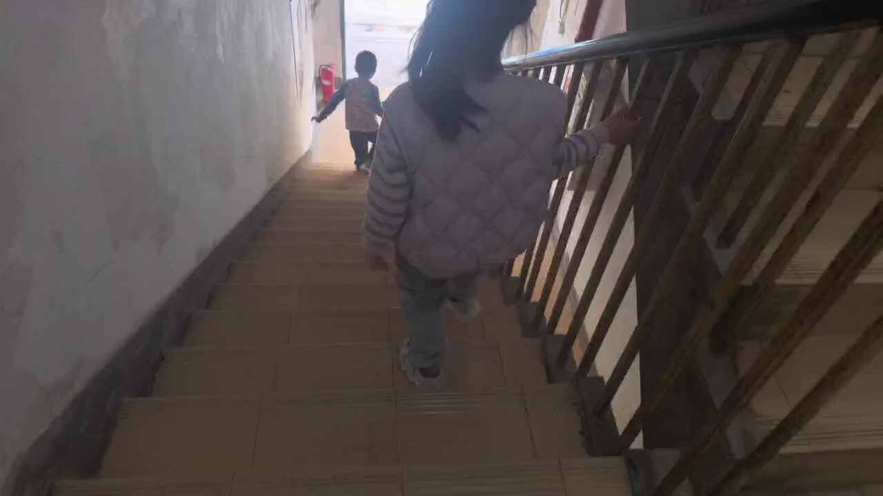 学前B班 徐子伊上下楼梯