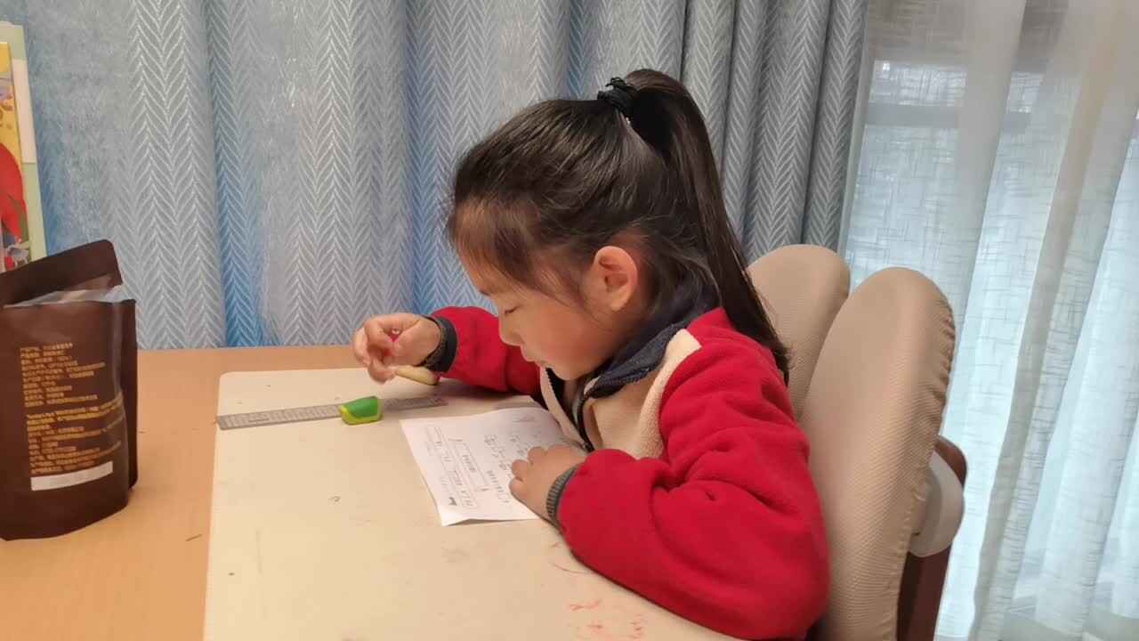 VID_20260320_181833.mp4学前B班宁汐言完成数学作业单。