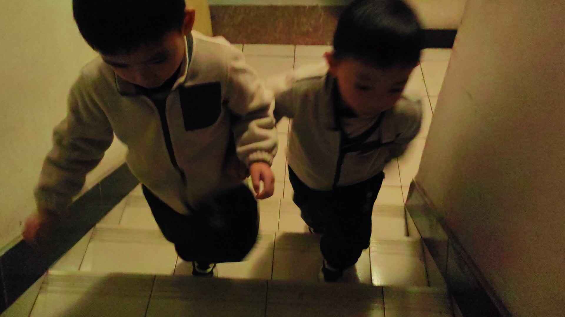 ⁣大A班2026.3.5李柯辰李柯佑安全上下楼梯.mp4