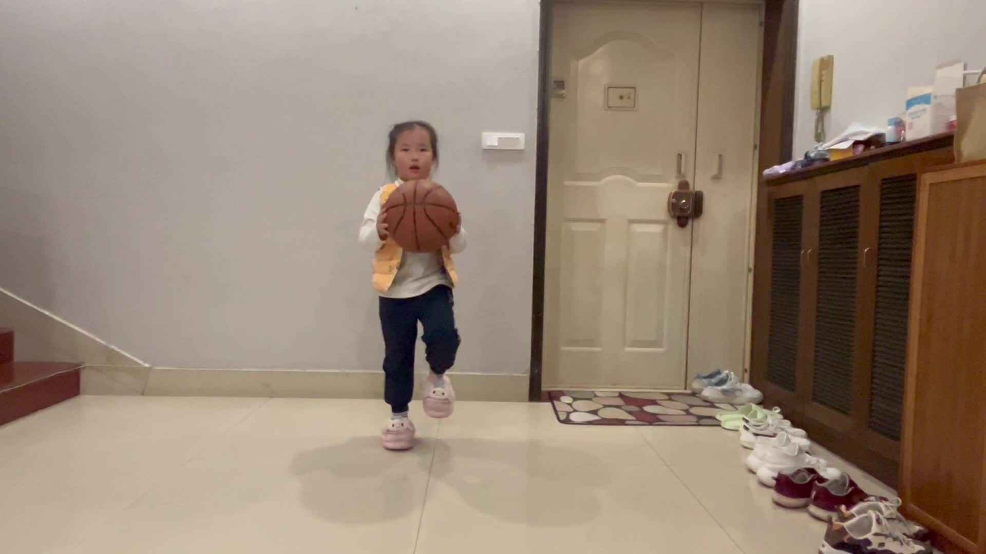 3.10学前A班赵欣奕练习篮球操