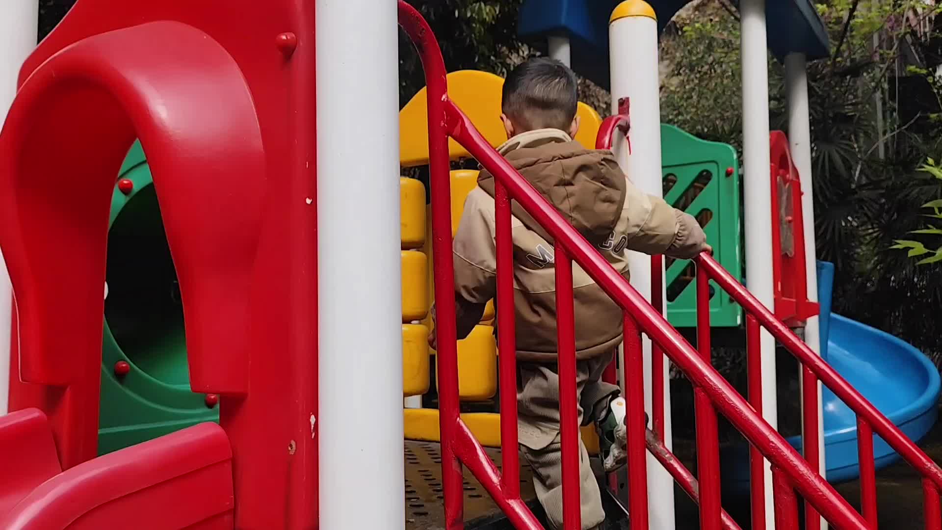 2026.3.20实验小班2号叶弋猷—欢乐滑滑梯