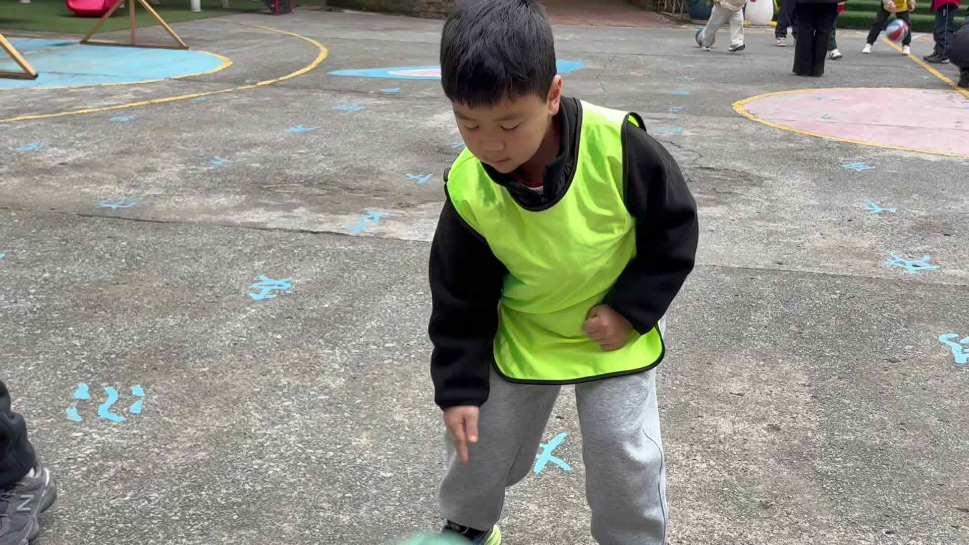 2026.3.5 学前B班杨育寒——拍篮球