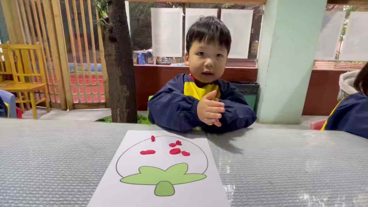 26.3.9李君祁创意手工《甜甜的草莓?》