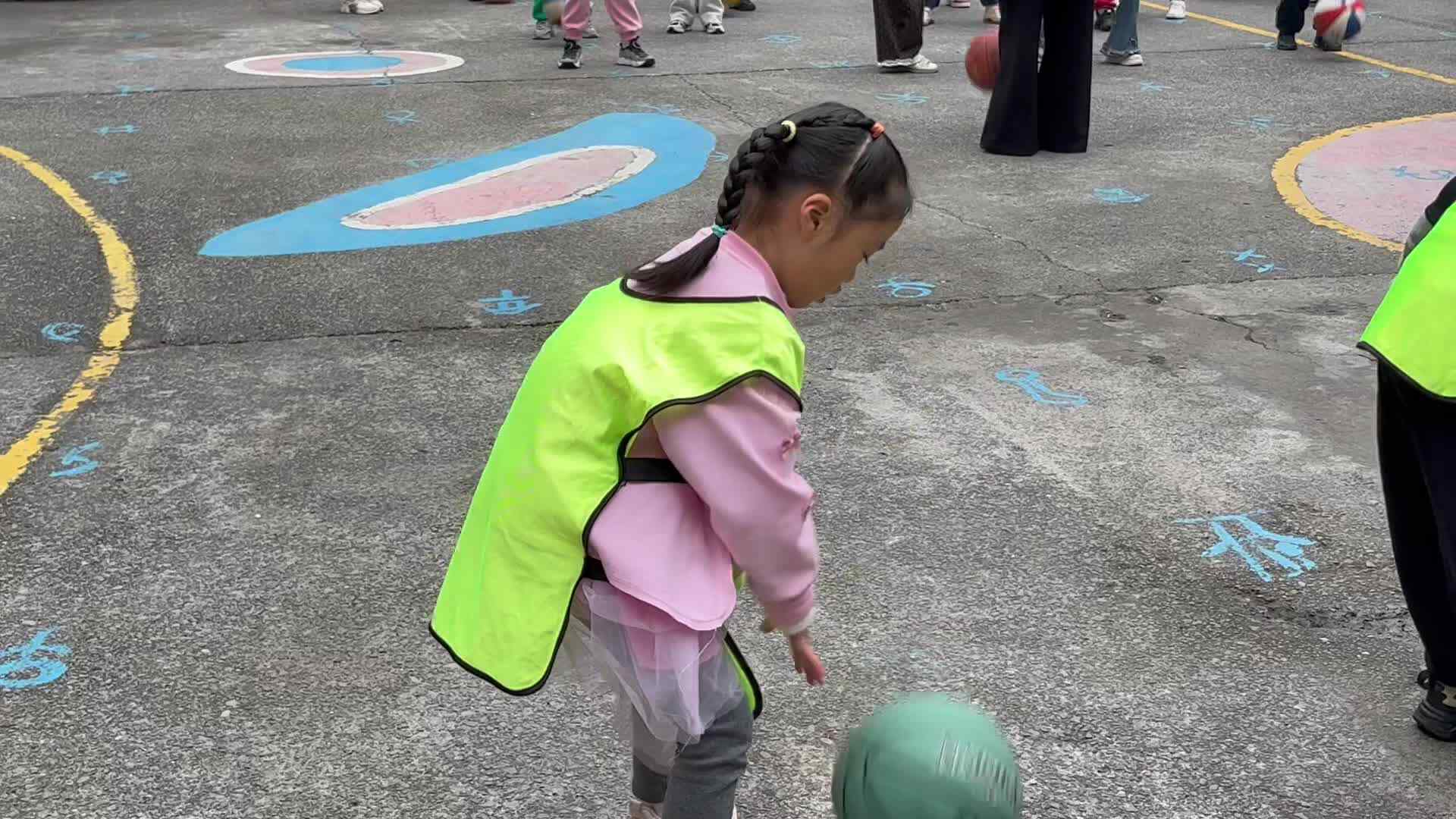 2026.3.5学前B班李茵琪——拍篮球