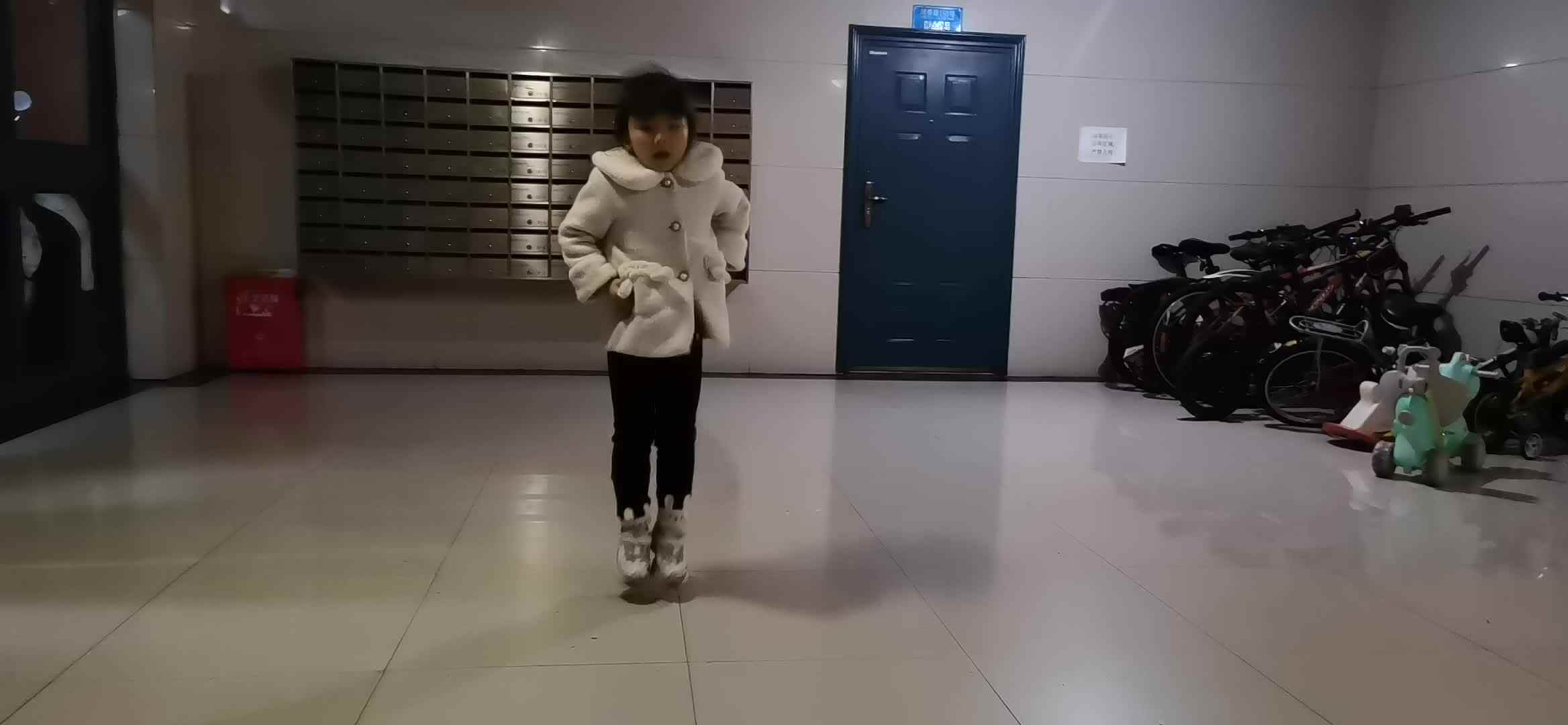 实验大班马司雨练习跳跃