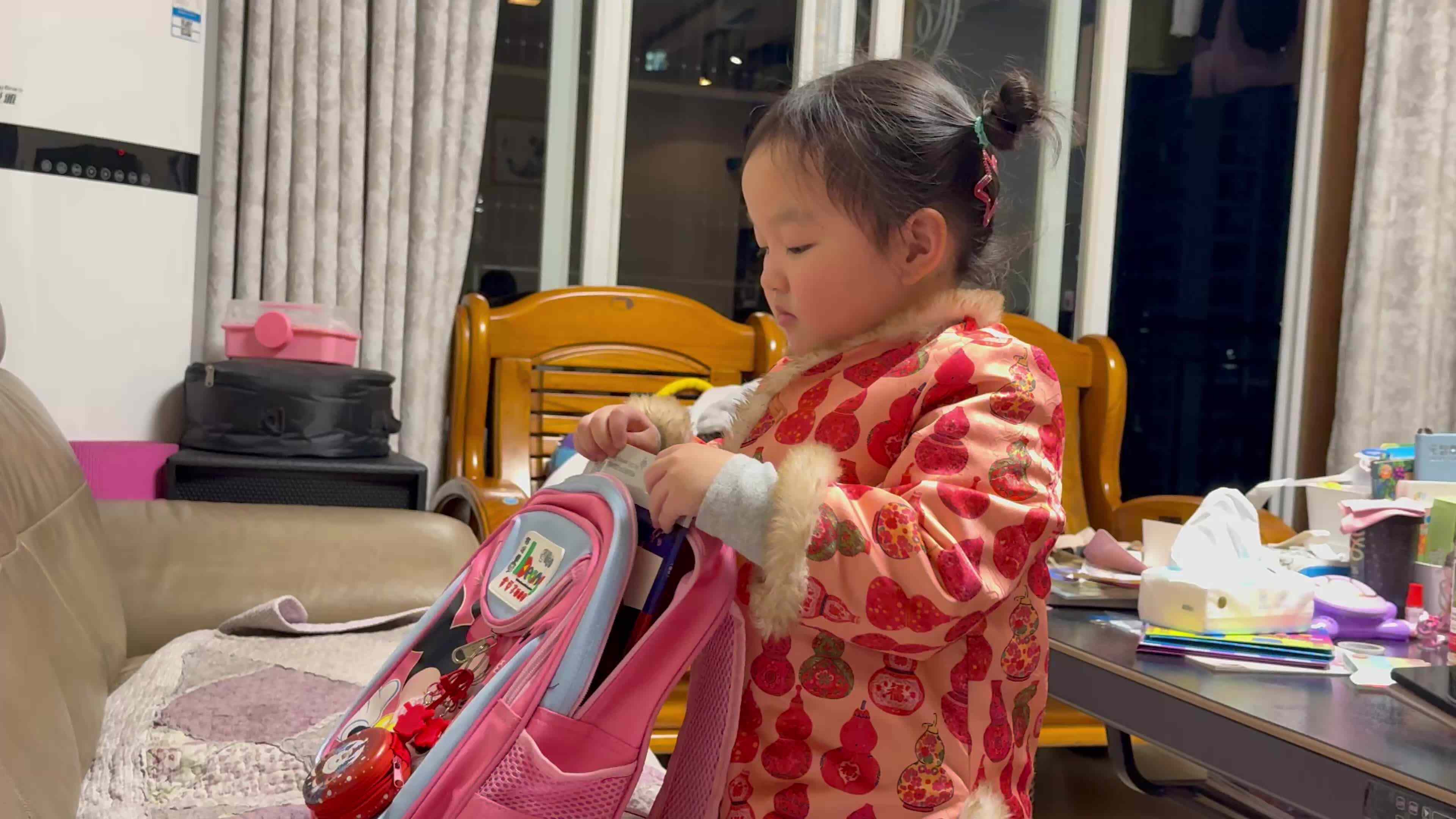 中A班陈品漪3月4日 收拾书包