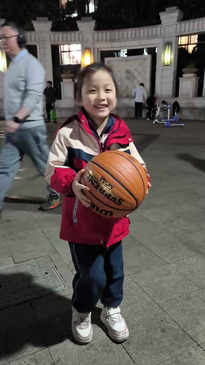 学前A班 廖洪娇拍篮球视频