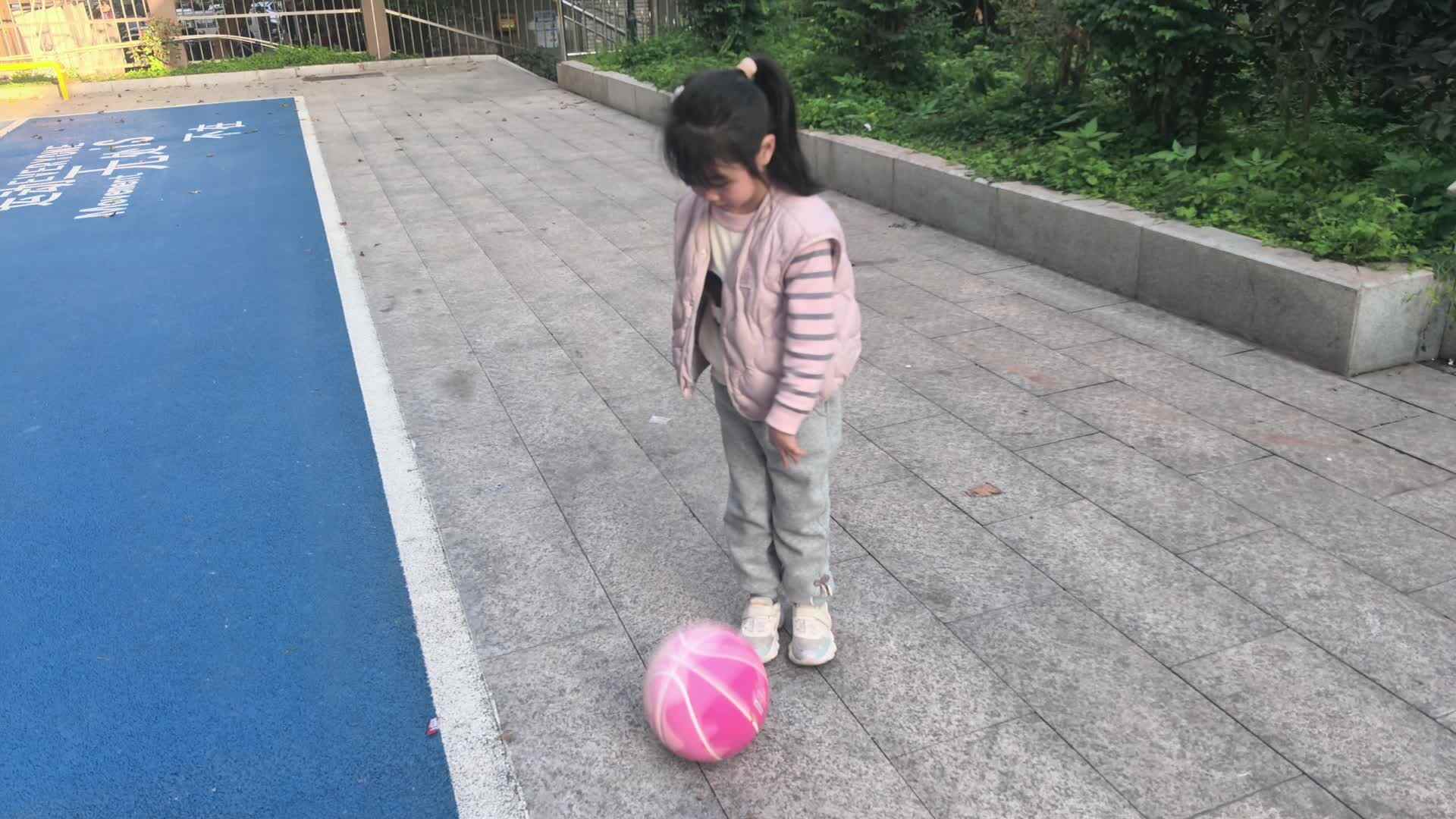 学前B班  徐子伊 单手拍球