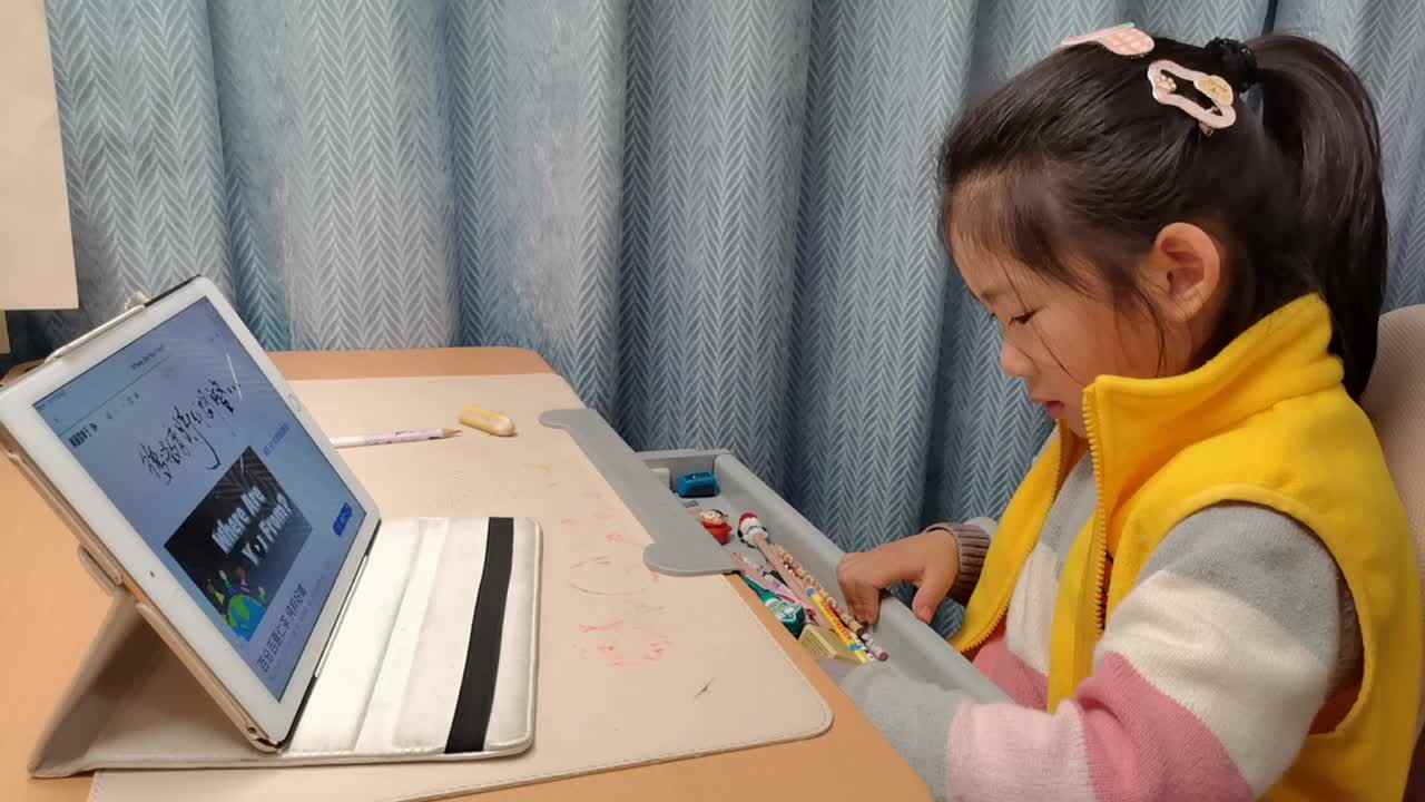 VID_20260327_184326.mp4学前B班宁汐言观看英文儿歌。