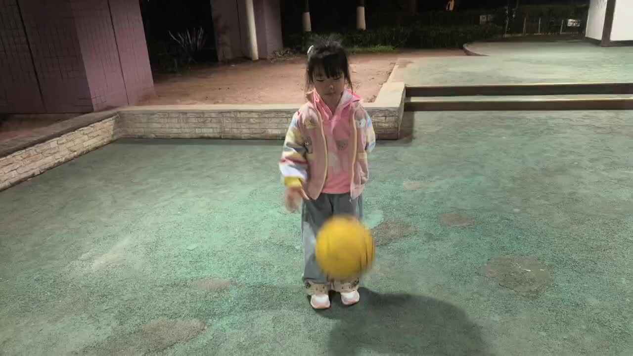 学前B班  徐子伊  单手拍球