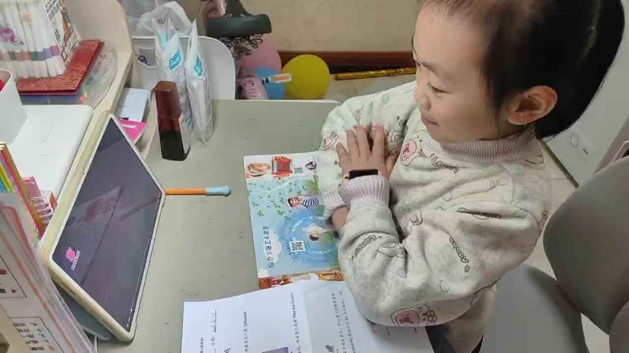 ⁣⁣⁣2026年3月13日学前B班谭诗锜观看鲨鱼英语第49页视频《Musical  instruments乐器》