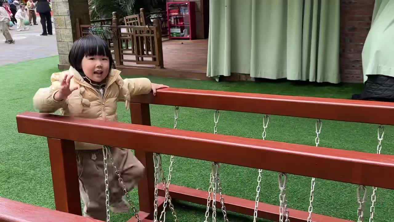 2026.3.19实验小班5号景念安—玩荡桥