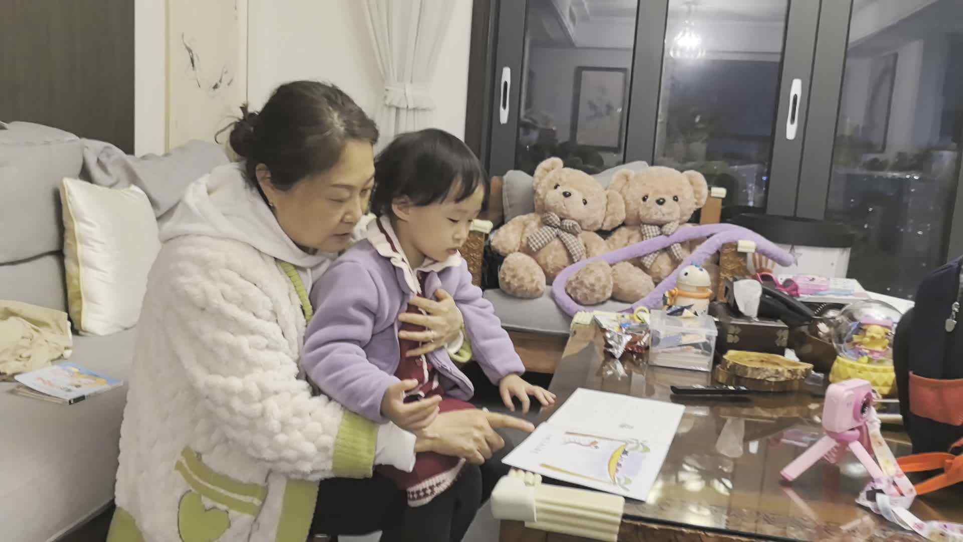 实验小班4号王艺霖指读上床睡觉.mp4