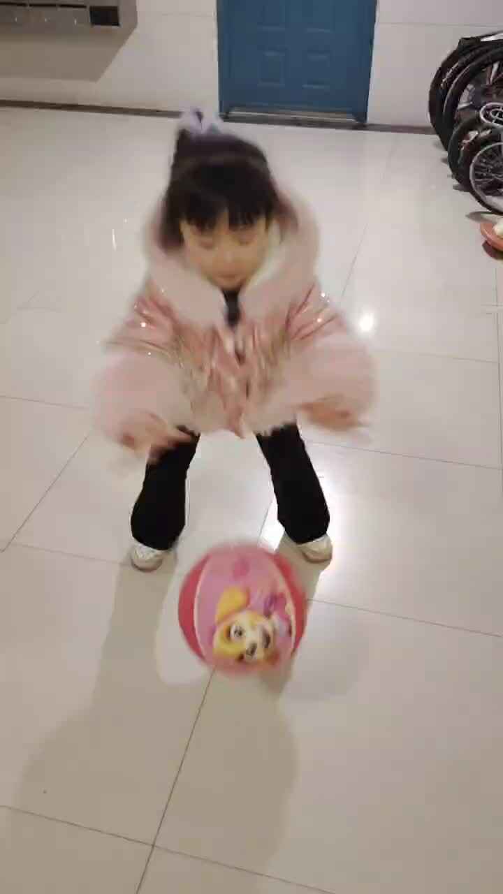 实验大班马司雨练习双手拍球