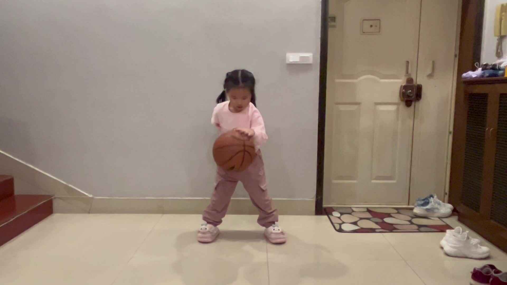 3.6学前A班赵欣奕练习单手拍球