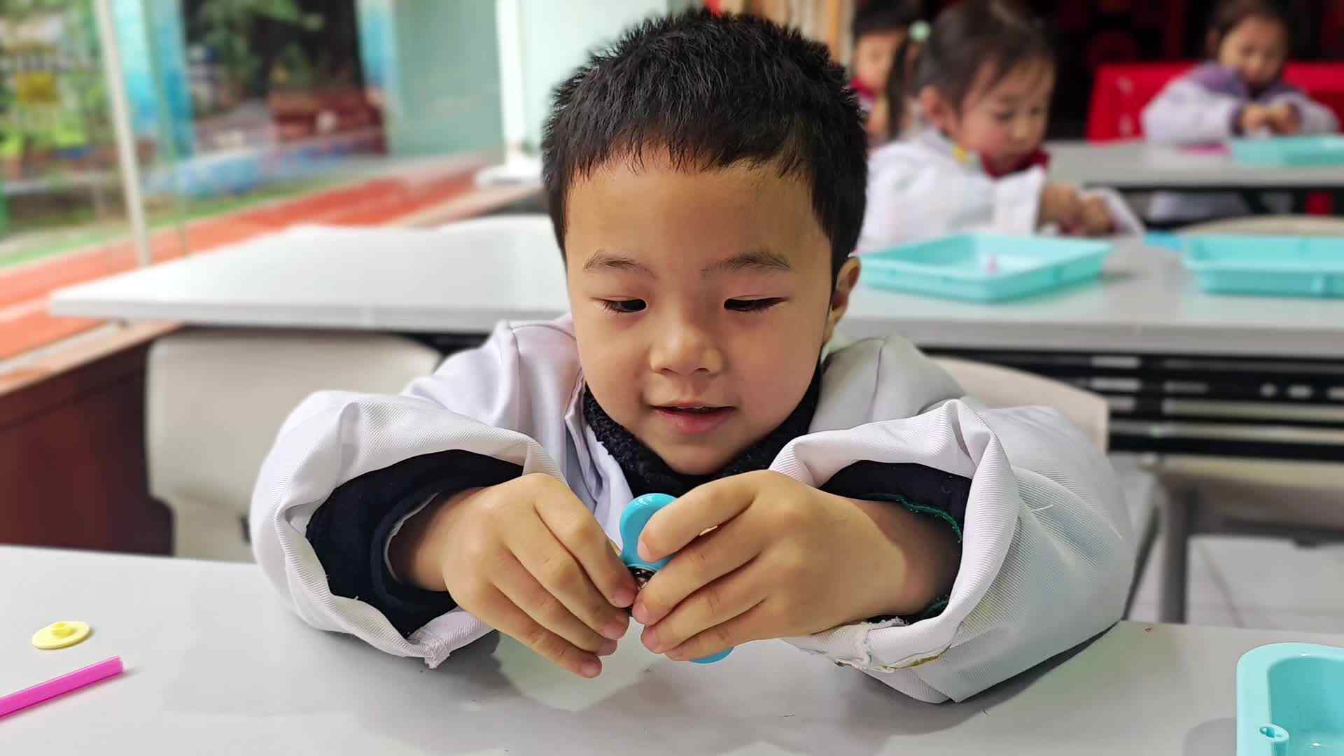 2026.3.18  实验中班  姜清译 科学实验 《神奇的摩擦力》.mp4