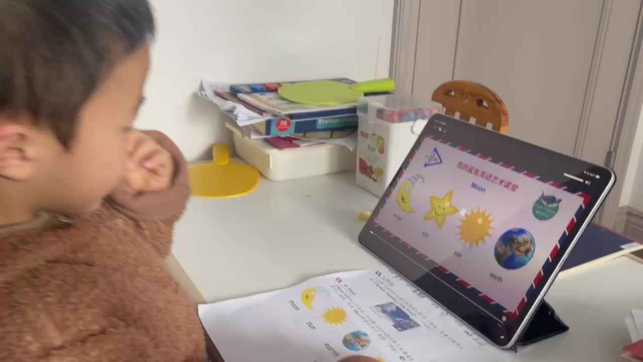 观看并跟读《Moon 朗读示范1》