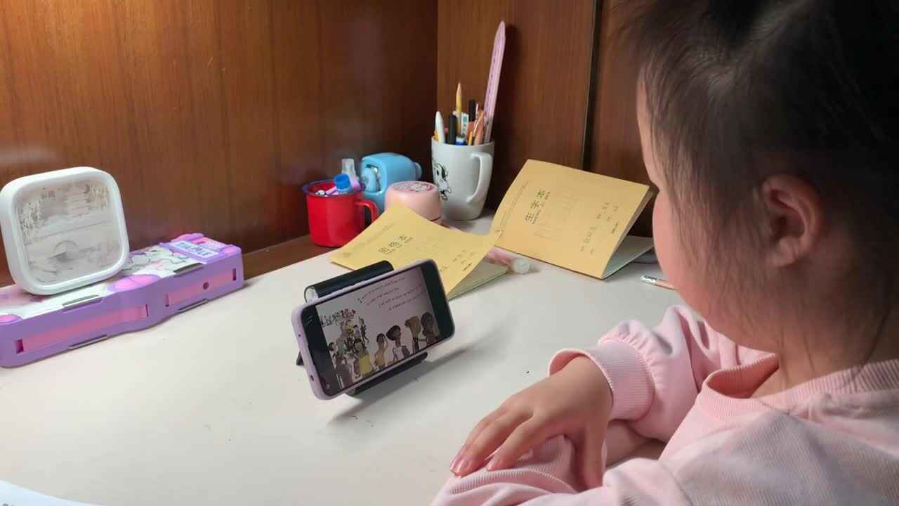 3.11学前A班赵欣奕观看英语绘本视频