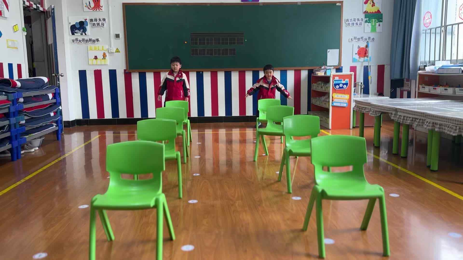 ⁣⁣⁣⁣⁣⁣⁣⁣⁣2026.3.19大A班蒋熠——小鸭子运气球