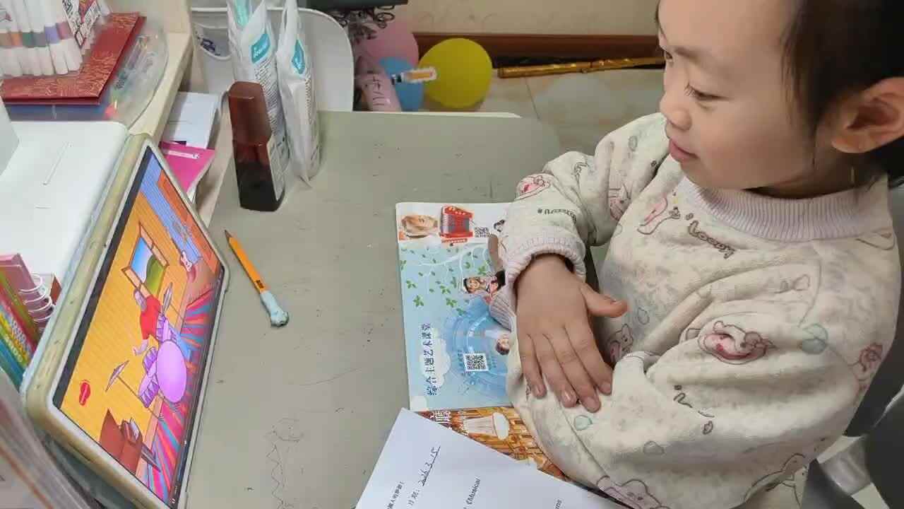 ⁣⁣⁣⁣2026年3月13日学前B班谭诗锜观看鲨鱼英语第49页视频《Play the drums with steve》