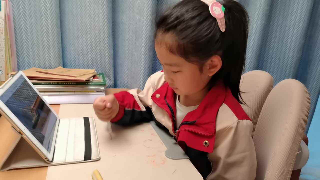 VID_20260311_185440.mp4学前B班宁汐言观看英文绘本。