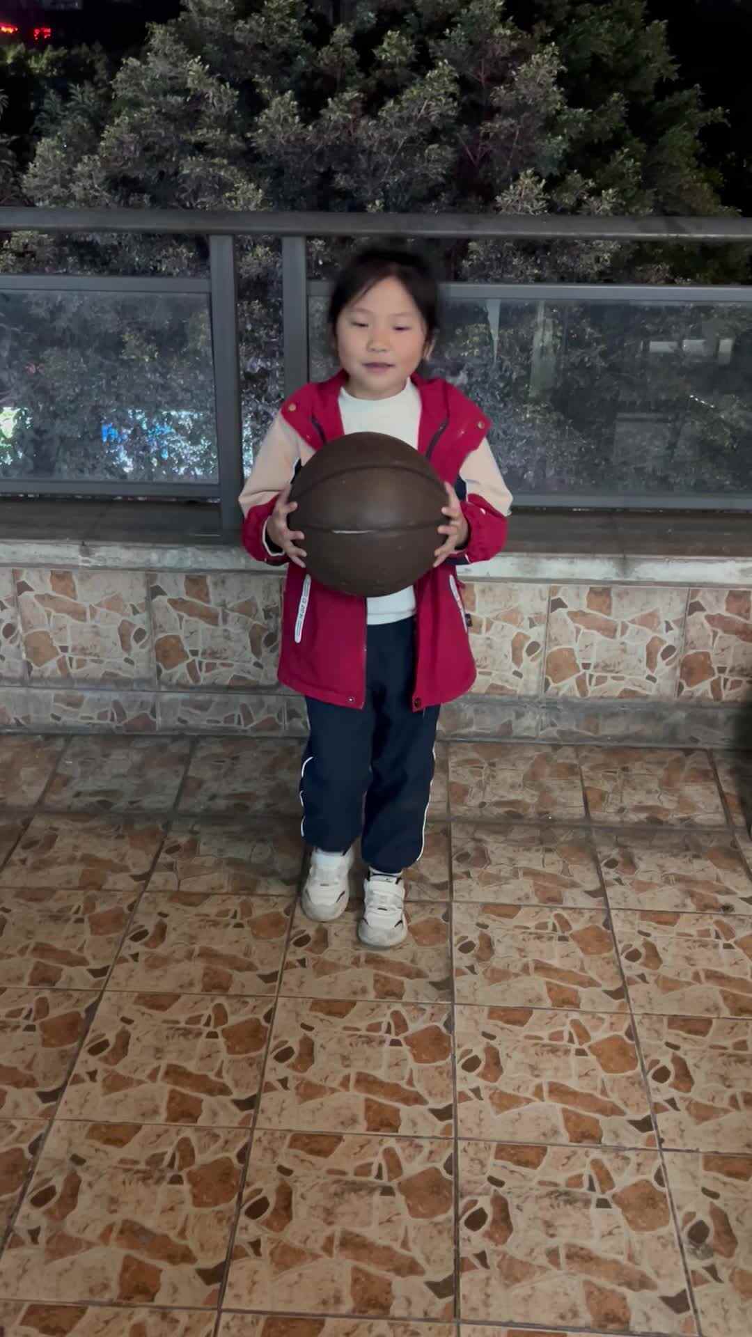 3.10学前B班李瑞溪篮球操练习