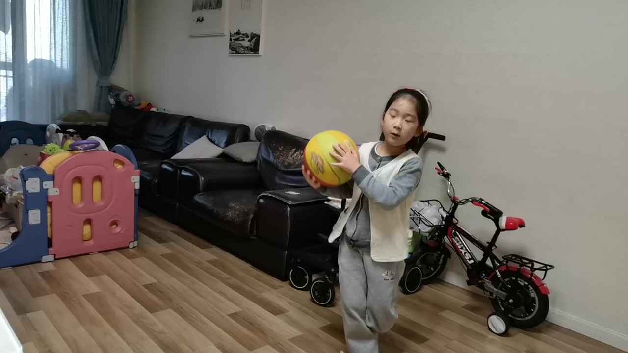 VID_20260331_184140.mp4学前B班宁汐言体能训练，篮球操练习。