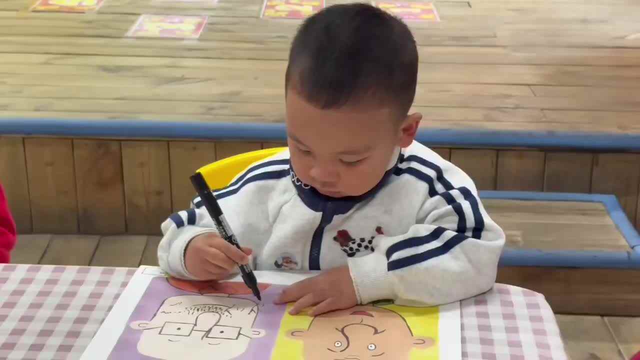 2026.3.10实验小班9号胡舒阳—绘画《爷爷和爸爸》.mp4