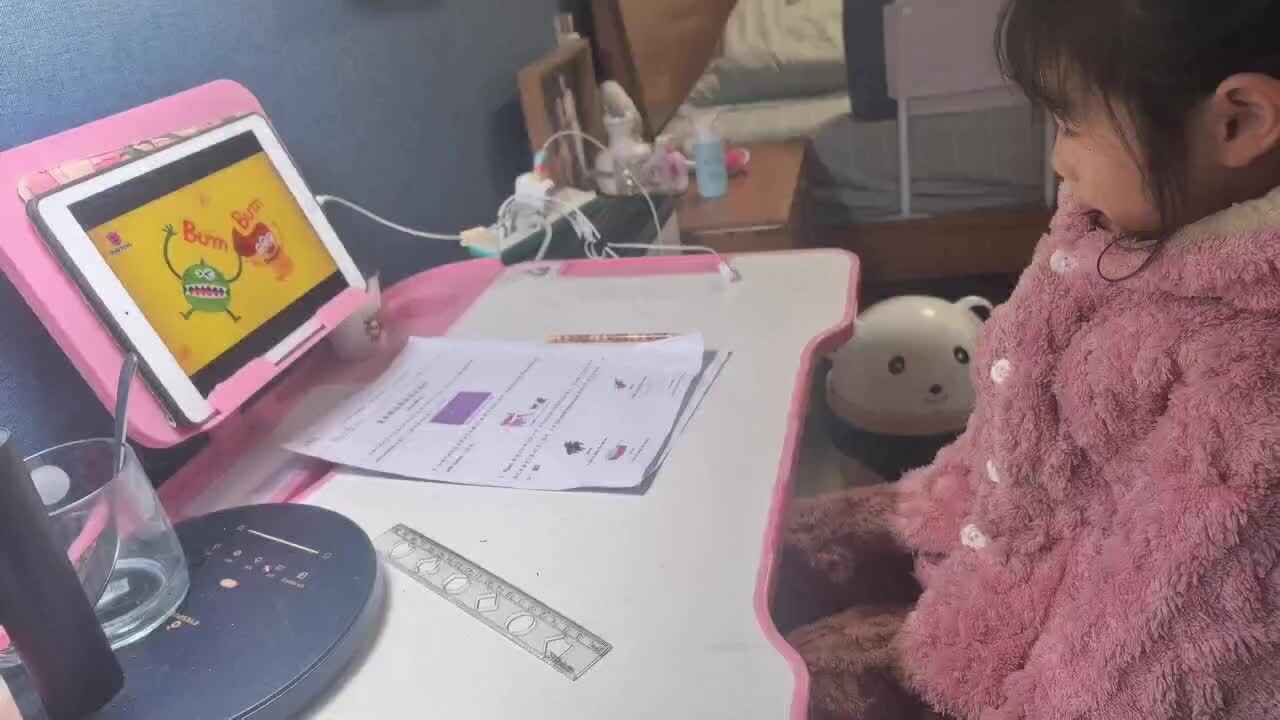 3.15 学前B班 徐子伊  看英语视频