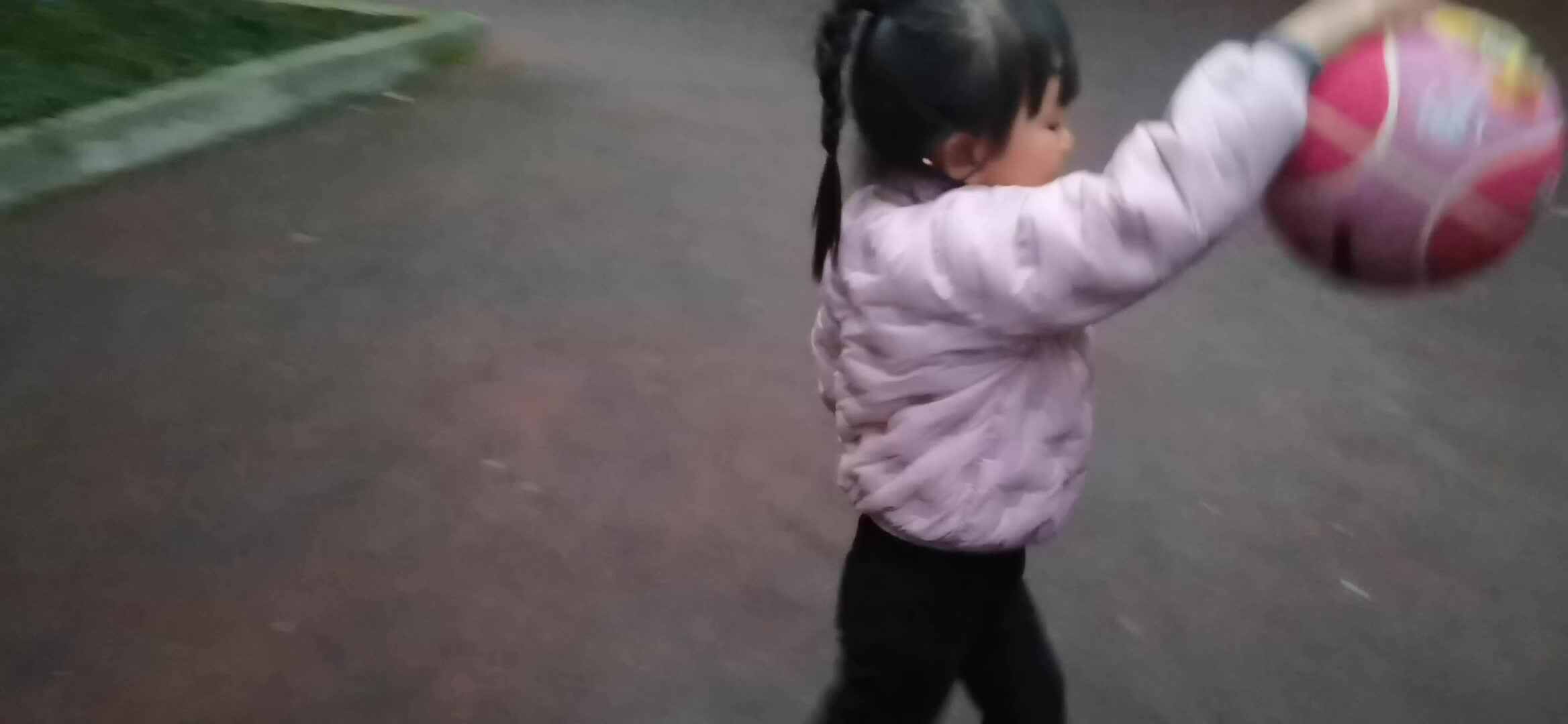 实验大班马司雨练习拍球