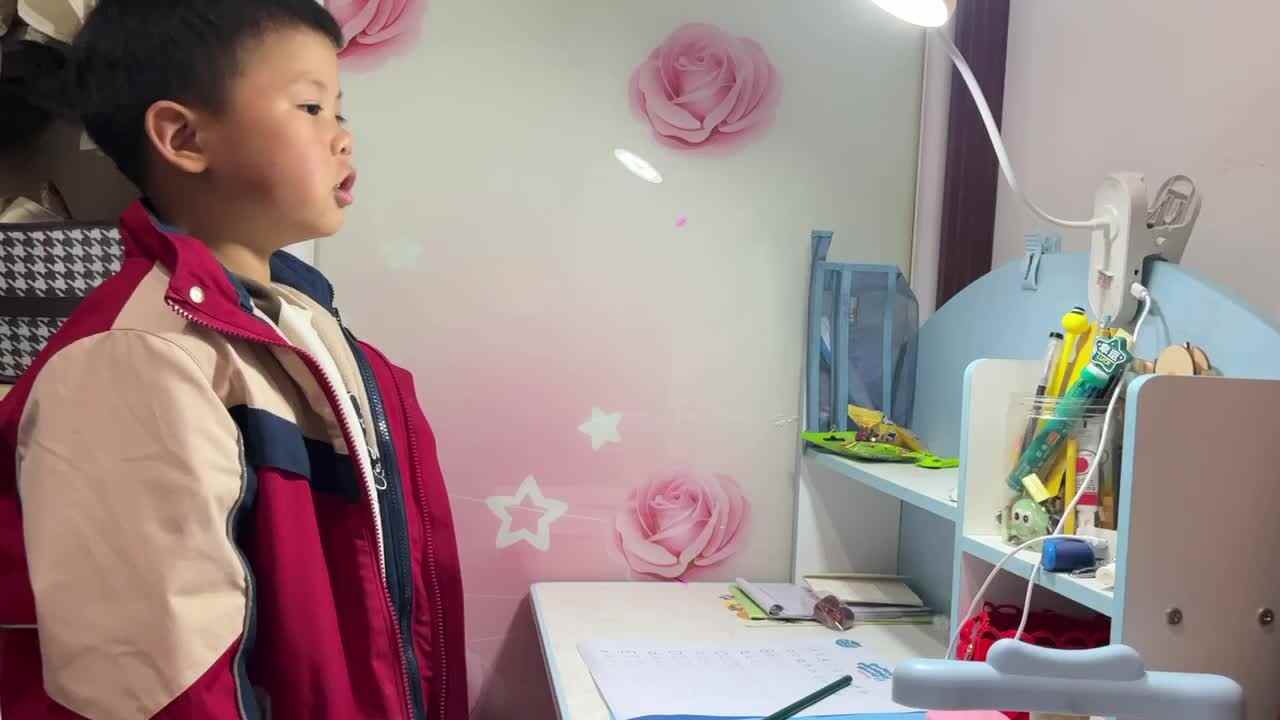 3.3 学b 田熙辰（站姿坐姿练习） trim.E74945BC-C990-4356-A6D0-7CEB7BB558A1.MOV