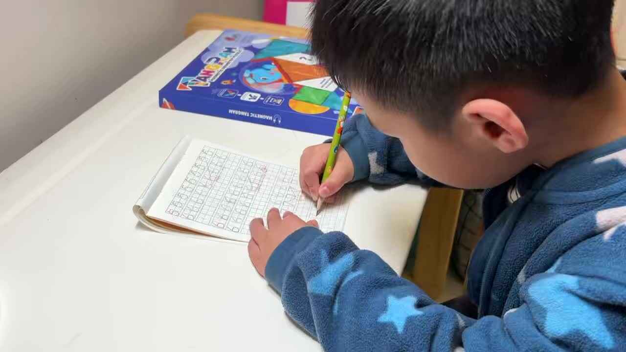 2026.3.25大A班刘奕宸练习写数字7.mp4