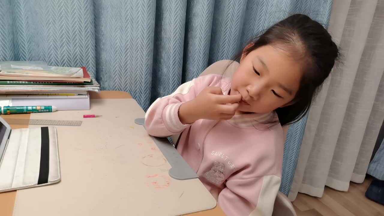 VID_20260313_192245.mp4学前B班宁汐言观看英文儿歌。