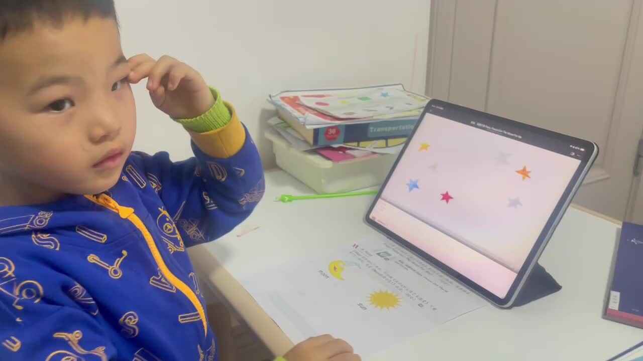 观看绘本《Papa，Please Get The Moon For Me》