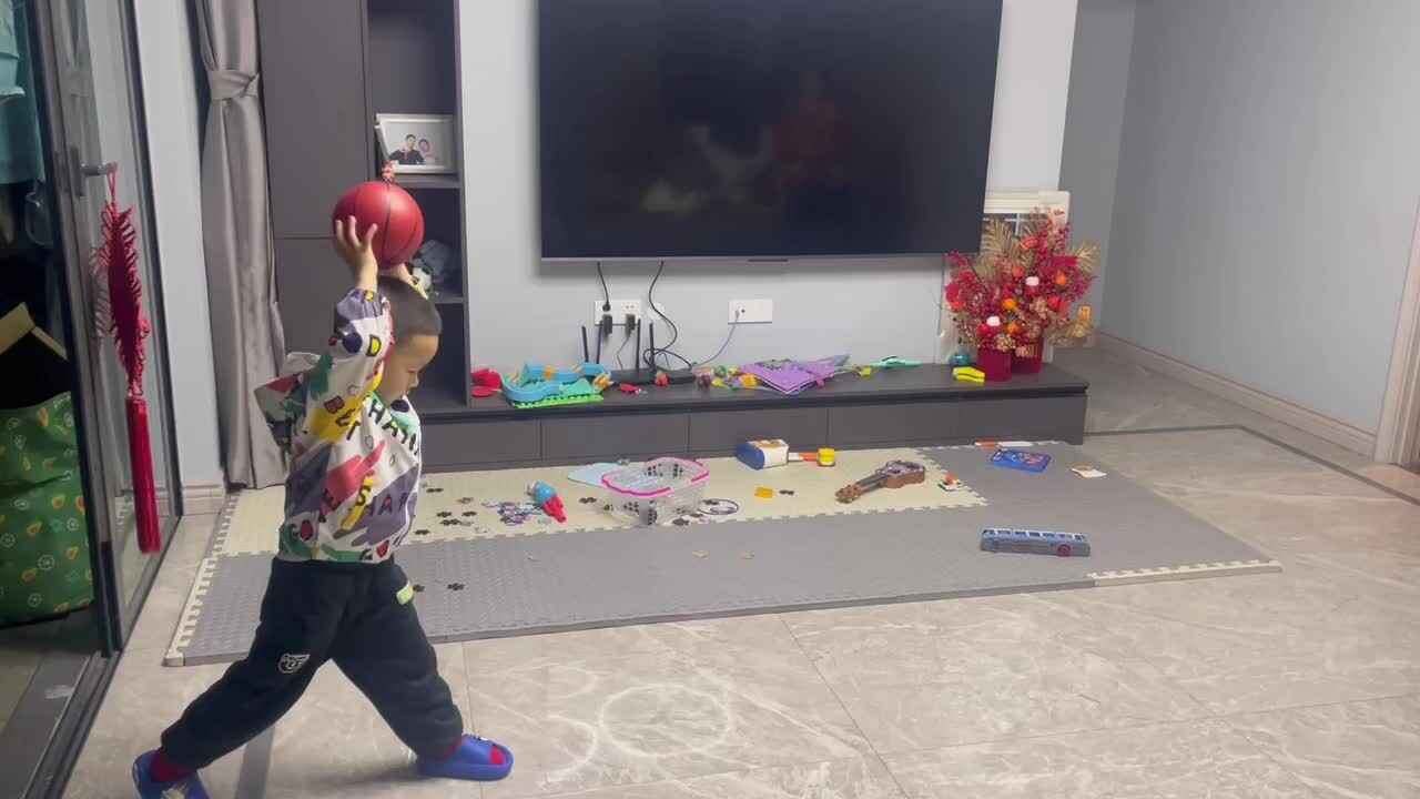 练习双手向上抛球